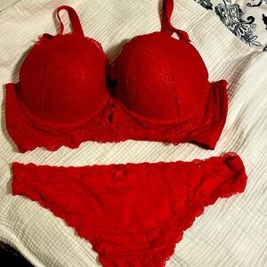 Seriously sexy cacique 46DD bra and two matching panties